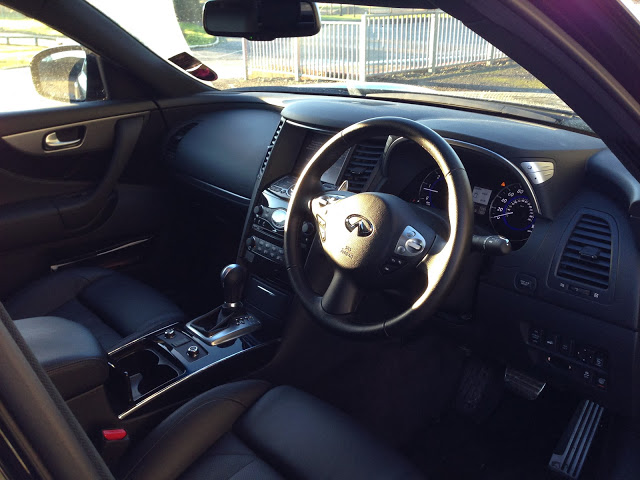 Infiniti QX70 interior