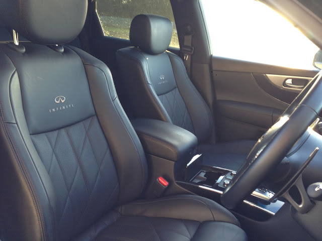 Infiniti QX70 interior