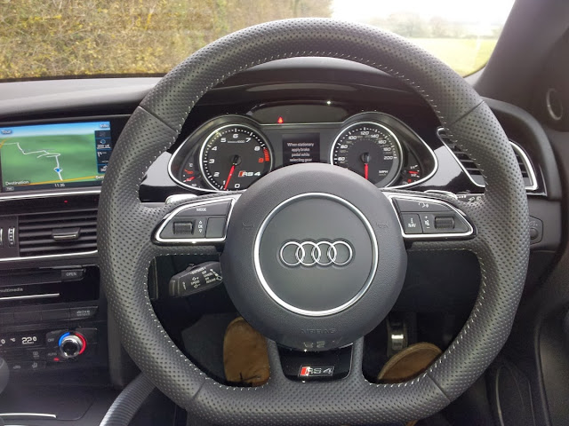 2014 Audi RS4 interior